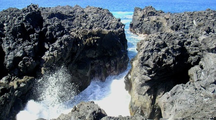 097 - Les vagues s'engouffrent dans ce chenal de basalte, à Etang-Salé
