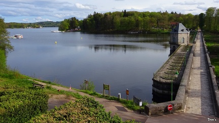 37 - Le barrage du lac des Settons