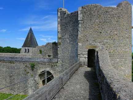 10 - Le château de Yèvre-le-Châtel