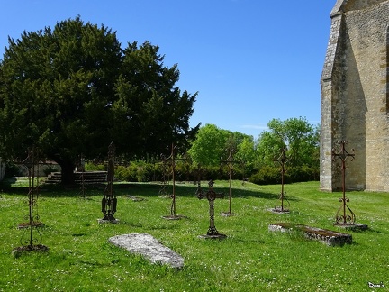 22 - Tombes près de l'église Saint-Lubin