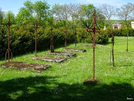 23 - Tombes près de l'église Saint-Lubin