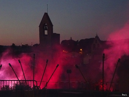 15 - Le clocher de l'église St Michel émerge des fumigènes