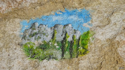 25 - Petite peinture (10 cm) sur une pierre au bord du sentier