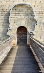 16 - La porte d'entrée du château de Lacoste