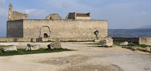 18 - Le château du marquis de Sade racheté par Pierre Cardin