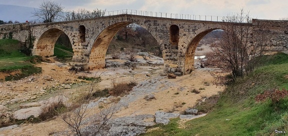 47 - Le pont Julien au nord de Bonnieux