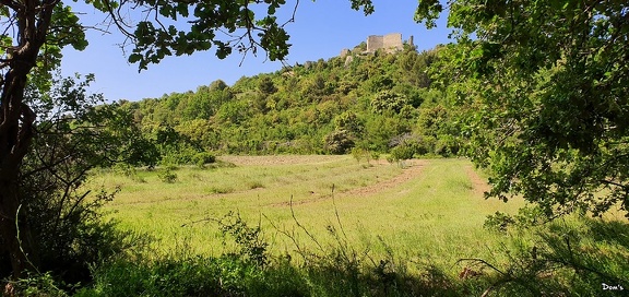 28 - La colline et son château