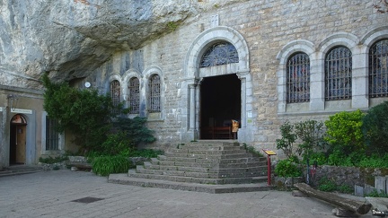 12 - L'entrée de la sainte grotte