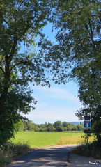 18 - Petite route dans la campagne de Grans